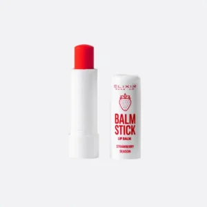 Άνδρας κρατάει το balm stick χειλιών με άρωμα φράουλας.