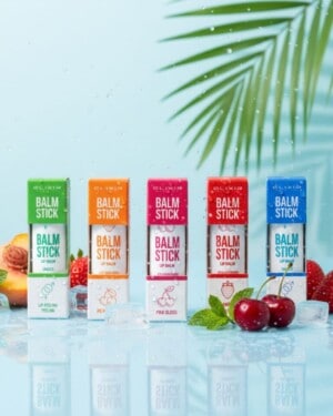 Αντηλιακό Lip Balm σε διάφορα χρώματα και γεύσεις για ενυδάτωση και προστασία.